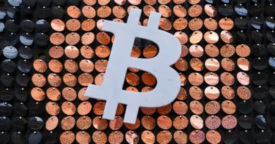 Bitcoin Holds Above ,000 After Week of Crypto Rout