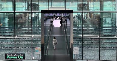 Apple Expects Up to  Billion Revenue Dropoff