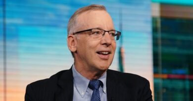 Dudley Says Fed Will Need to Hike Past Neutral to ‘Tight’