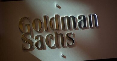 Goldman Shares Tumble as Trading Slides, Compensation Soars