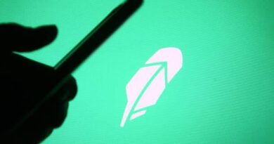 Robinhood Stock Tanks After Revenue Drops 43%