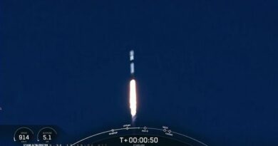 SpaceX Rocket Carries Starlink Satellites Into Orbit