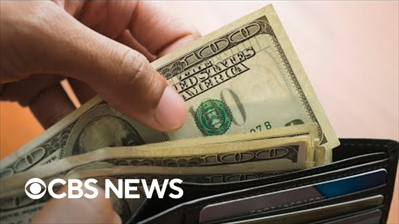 U.s. Economic Output Falls As Job Market Remains Strong
