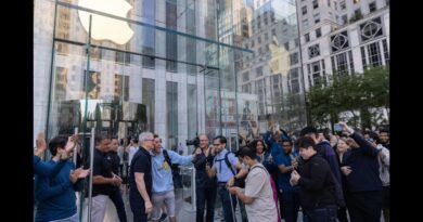 Why Apple Is Counting on Upscale Shoppers