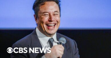 Elon Musk makes the rounds at Twitter HQ as deadline approaches for acquisition