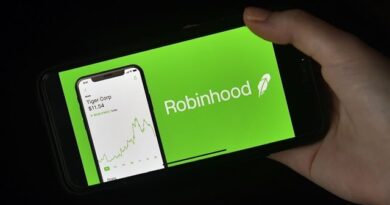 Robinhood Earns More on Crypto Than Stocks, Warns on Revenue