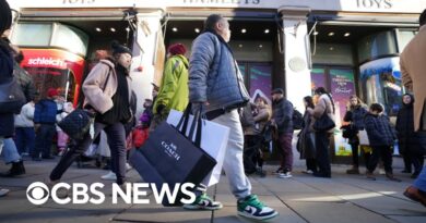 U.K. consumers cut back on spending in December, new data shows