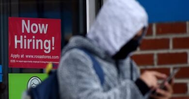 U.S. Initial Jobless Claims Fall to New Pandemic Low