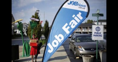 U.S. Jobless Claims Fall, GDP Shows Economic Resurgence