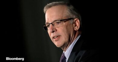 Dudley Says Sending Checks to Households Is Good Idea With Recession Looming