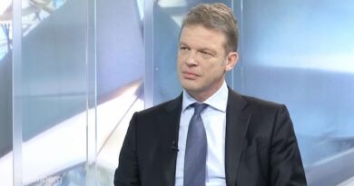 Deutsche Bank CEO Sewing on Trading Revenue, Employee Pay, Negative Rates