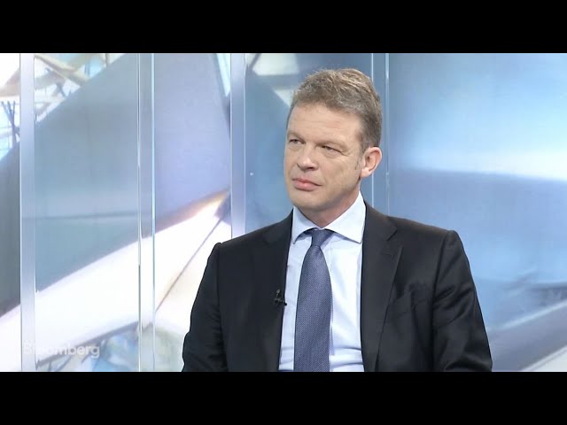 Deutsche Bank CEO Sewing on Trading Revenue, Employee Pay, Negative Rates