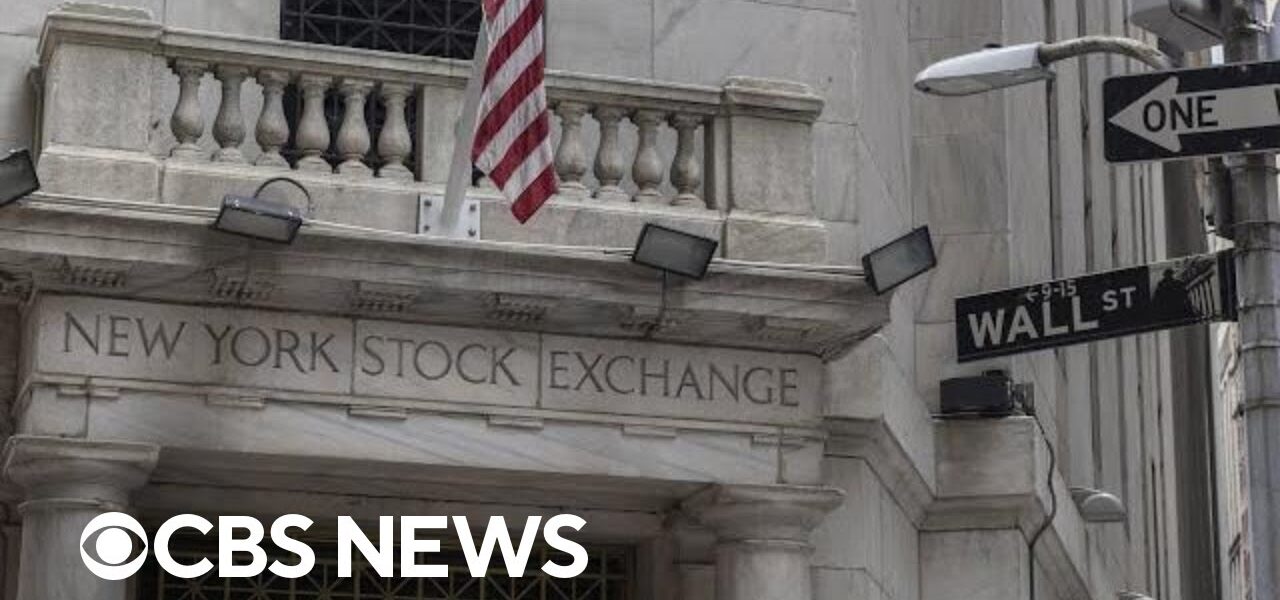 Stocks close higher as banking fears subside