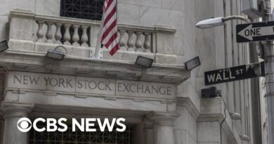 Stocks close higher as banking fears subside