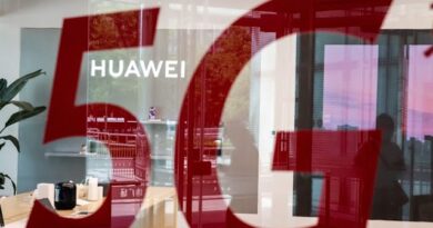 U.K.’s Johnson Prepares to Start Huawei 5G Phase-Out