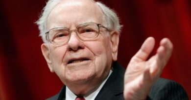 Warren Buffett Can’t Find a Takeover Target