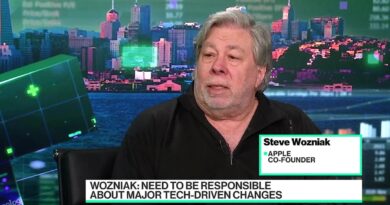 Apple co-founder Steve Wozniak: Hold off on training AI systems