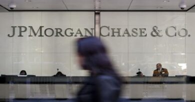 JPMorgan Suspends Buybacks as Earnings Miss Estimates