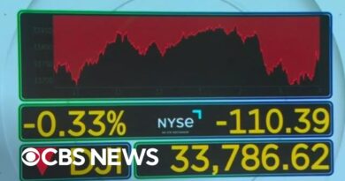 Stocks close slightly down as investors react to earnings reports