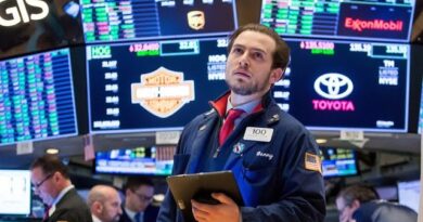 US Stocks Whipsaw Before Tech Earnings