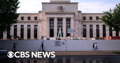 Federal Reserve considers pausing interest rate hikes